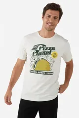 Remera blanca de manga corta y cuello redondo, con estampa frontal temática de Pizza Planet con los personajes de Toy Story.