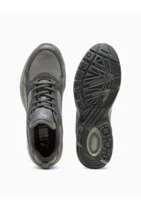 Championes deportivos Puma modelo Milenio Tech LT, en color beige con detalles metalizados en tono plateado. Cuenta con diseño de malla transpirable, cordones al tono y suela robusta con amortiguación.