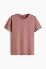 Remera de punto suave de algodón, color rosado, con cuello redondo ribeteado y mangas cortas.