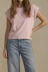 Remera de algodón color rosa, con cuello redondo y mangas cortas con diseño de hombros caídos.