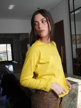 Remera manga larga color verde seco, de corte recto y cuello redondo.