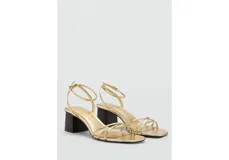 Sandalias de tacón medio ancho de imitación madera, color dorado, con tiras finas cruzadas en la parte delantera y tira ajustable al tobillo con hebilla.
