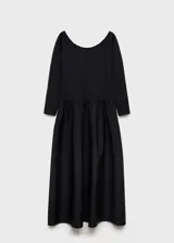 Vestido largo negro de diseño combinado, con cuerpo ajustado de algodón con elastano, cuello redondo y mangas largas, y falda evasé de algodón con detalles fruncidos en la cintura.