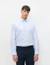 Camisa de vestir celeste de manga larga con cuello italiano y cierre frontal de botones.