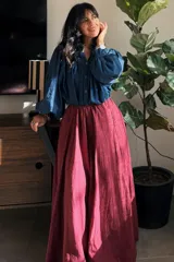 Falda larga de corte amplio y fluido, confeccionada en algodón blanco con doble forro. Presenta una cintura elástica cómoda y un diseño minimalista y versátil.