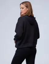 Buzo negro de modal con capucha y bolsillos delanteros.