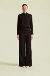 Pantalon de mujer Natalia Antolin modelo Duquesa, de corte sastre y silueta amplia de pernera recta, con diseño de talle alto.