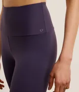 Calza legging deportiva Get Over en poliamida de color azul oscuro, con cintura alta y diseño liso.