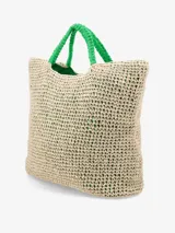 Bolso tipo tote grande confeccionado en papel tejido con trama calada estilo crochet, color beige, con asas de mano negras tejidas. Cuenta con interior forrado y bolsillo interno con cierre.
