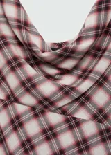 Vestido largo de tejido fluido con estampado de cuadros, diseño recto y cuello drapeado con tirantes anchos.