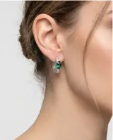 Caravanas tipo argolla de plata 925 con acabado mate y piedra de cristal facetada en color verde esmeralda engarzada en el centro.