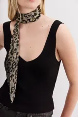 Musculosa de punto compacto color negro, con escote pronunciado y calce al cuerpo.