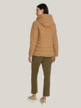 Campera acolchada color camel con capucha ajustable con cordón, cierre frontal con cremallera y dos bolsillos delanteros con cierre.