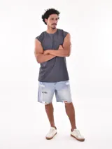 Musculosa gris con estampado frontal con la palabra "Paradise" en verde.