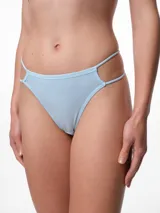 Tanga de algodón color beige, con diseño de tiro bajo y doble tira lateral fina. Cuenta con un fundillo de algodón para mayor comodidad.