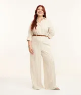 Pantalón ancho estilo pantalona color beige con estampado de rayas verticales finas. Cuenta con elástico en la espalda, bolsillos laterales y traseros, y botón de nácar en la cintura.