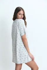 Camisón de algodón con estampado de corazones pequeños, cuello redondo, mangas cortas y bolsillo frontal.