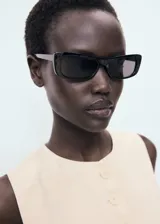 Chaleco de corte recto y diseño sin mangas, con cuello redondo y tirantes anchos. Presenta un cierre frontal con botones y forro interior de algodón.