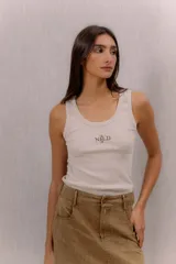 Musculosa acanalada de color beige, de corte ajustado al cuerpo, con escote redondo y detalle de logo bordado en el pecho.