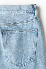 Jean de corte baggy en denim de algodón rígido, color celeste claro, con diseño de cinco bolsillos, tiro bajo y piernas redondeadas extraamplias.