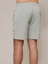 Short de baño texturizado color azul con cintura elástica y cordón ajustable.