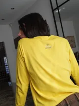 Remera manga larga color verde seco, de corte recto y cuello redondo.