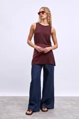 Musculosa larga color borgoña de tejido de punto.