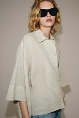 Camisa de mezcla de algodón de corte oversize y diseño asimétrico en tono azul, con cuello solapa, mangas tipo kimono por debajo del codo y cierre lateral con botones.