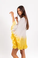Vestido corto de algodón con diseño en degradé blanco y amarillo, escote redondo, mangas murciélago con volados y volado en el ruedo.