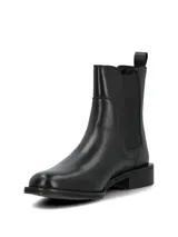 Bota tipo Chelsea de cuero negro con paneles elásticos laterales, tirador trasero y suela de goma con taco cuadrado bajo.