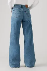 Jean de tiro alto y pierna ancha, color azul claro con efecto desgastado. Incluye un cinturón fino negro.