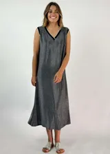 Vestido midi sin mangas, color gris oscuro brillante, con escote en V y ribetes negros y blancos.
