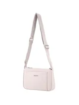 Morral bandolera de diseño minimalista con correa ajustable de tela, cierre superior y bolsillo frontal con logo metálico de la marca Terrano.