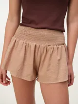 Short de algodón color blanco, de corte relajado, con cintura elastizada tipo smock.
