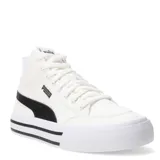 Championes urbanos Puma modelo Court Classic Vulc Mid FS, de caña media, confeccionados en lona negra con la icónica franja lateral en color blanco. Presentan cierre de cordones, cuello acolchado y suela vulcanizada blanca con líneas decorativas negras.