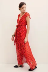 Vestido midi rojo con estampado geométrico, escote en V y mangas cortas con volados.