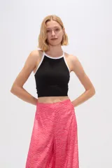 Top cropped de poliamida con diseño color block, corte al cuerpo y cuello redondo a la base con ribete en contraste.