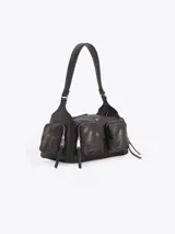 Cartera de hombro confeccionada en cuero vacuno color bordó con acabado desgastado. Presenta múltiples bolsillos exteriores con cierre en el frente, dorso y laterales, herrajes metálicos plateados y logo de la marca aplicado en el frente.