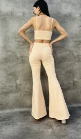 Pantalón Oxford de tiro alto, color rojo, con corte ajustado en la parte superior y acampanado en la parte inferior.