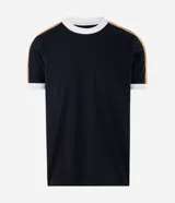Remera masculina de corte regular, confeccionada en algodón negro, con cuello redondo y mangas cortas con puños blancos. Presenta tiras laterales con rayas en los hombros y mangas.