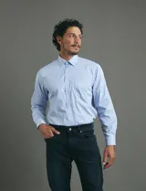 Camisa de vestir de manga larga con diseño de rayas verticales finas en color celeste y blanco. Presenta cuello clásico, cierre frontal con botones y un bolsillo en el pecho.