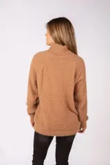 Sweater de tejido tipo peluche, color camel, con cuello alto y mangas largas.