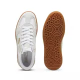 Championes Puma modelo Palermo, con diseño retro de perfil bajo. Presentan una combinación de cuero blanco y gamuza en tonos claros, con detalles en rosa pálido y una suela de goma color caramelo. Incluyen el logo de la marca en dorado en el lateral.