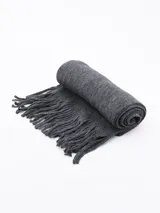 Bufanda lisa color gris con flecos en los extremos.