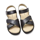 Sandalias bajas color beige con ajuste mediante velcro.