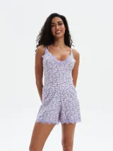 Short de pijama color lila con estampado floral, confeccionado en tejido acanalado con detalle de puntilla en el ruedo y cintura elástica.
