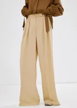 Pantalón recto de tiro medio color beige, confeccionado en mezcla de lino y viscosa. Cuenta con detalle de pinzas, bolsillos laterales y cierre frontal oculto con cremallera, botón y ganchos con tapeta.