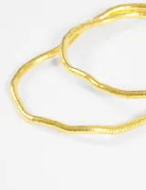 Collar largo y flexible de metal dorado, con diseño de cadena tipo serpiente que permite moldearlo y usarlo de múltiples formas.