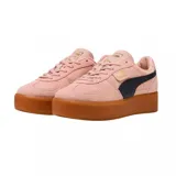 Championes Puma modelo Palermo Elevata, de color negro con detalles en blanco y suela de plataforma color caramelo. Confeccionados en gamuza con el logo de la marca en dorado.