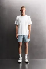 Short deportivo Zara Athleticz de tejido técnico ligero y elástico en color celeste, con cintura elástica ajustable, bolsillos frontales, aberturas laterales en el bajo y detalle de logo estampado.